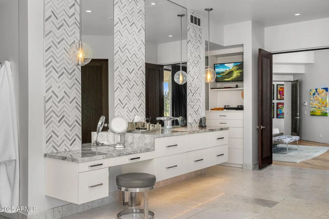 Real Estate Picture 24