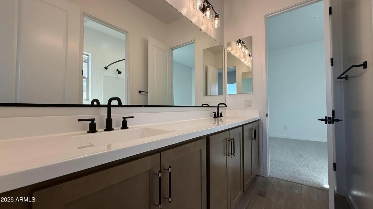 Real Estate Picture 7