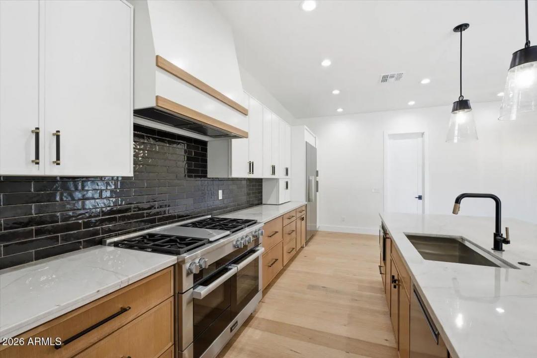 Real Estate Picture 3