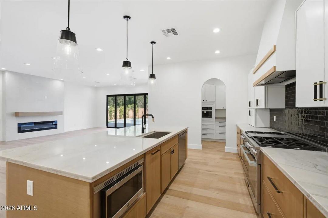 Real Estate Picture 4