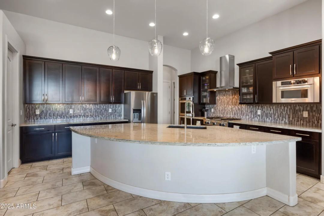 Real Estate Picture 3