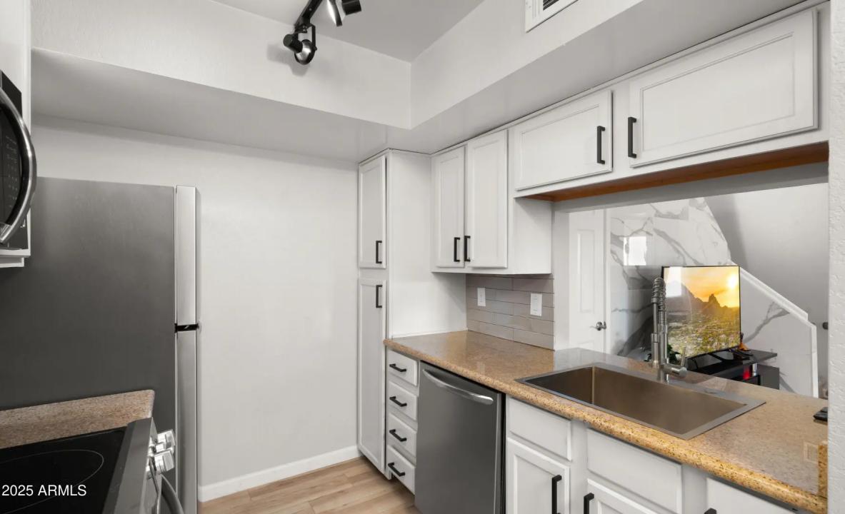 Real Estate Picture 7
