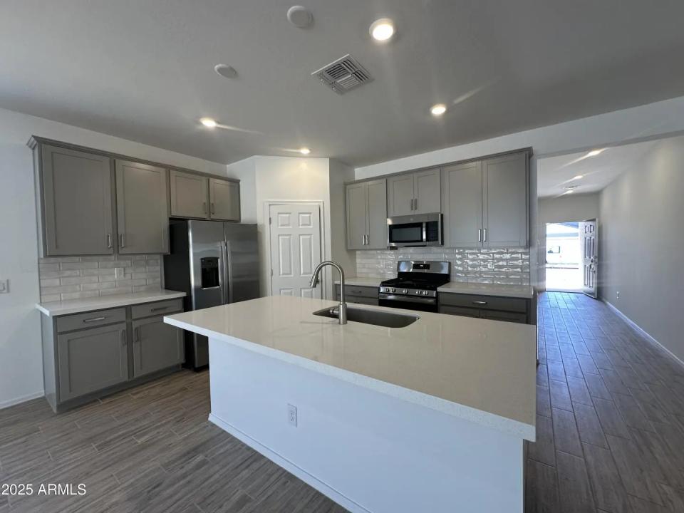 Real Estate Picture 12