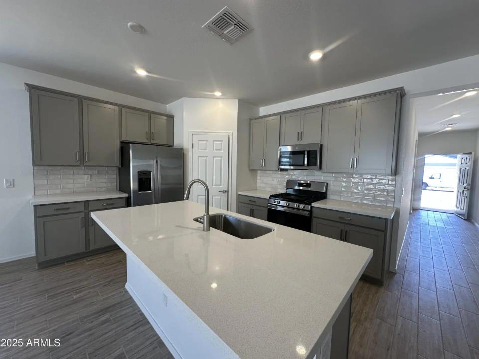 Real Estate Picture 14