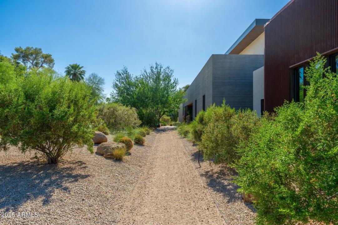 Real Estate Picture 14