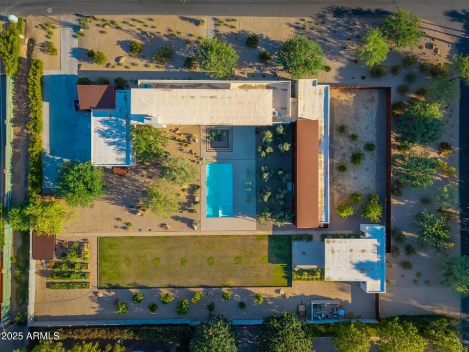 Real Estate Picture 11