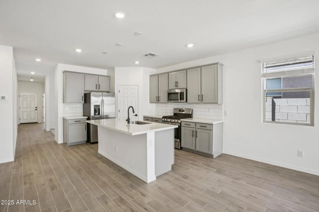 Real Estate Picture 9