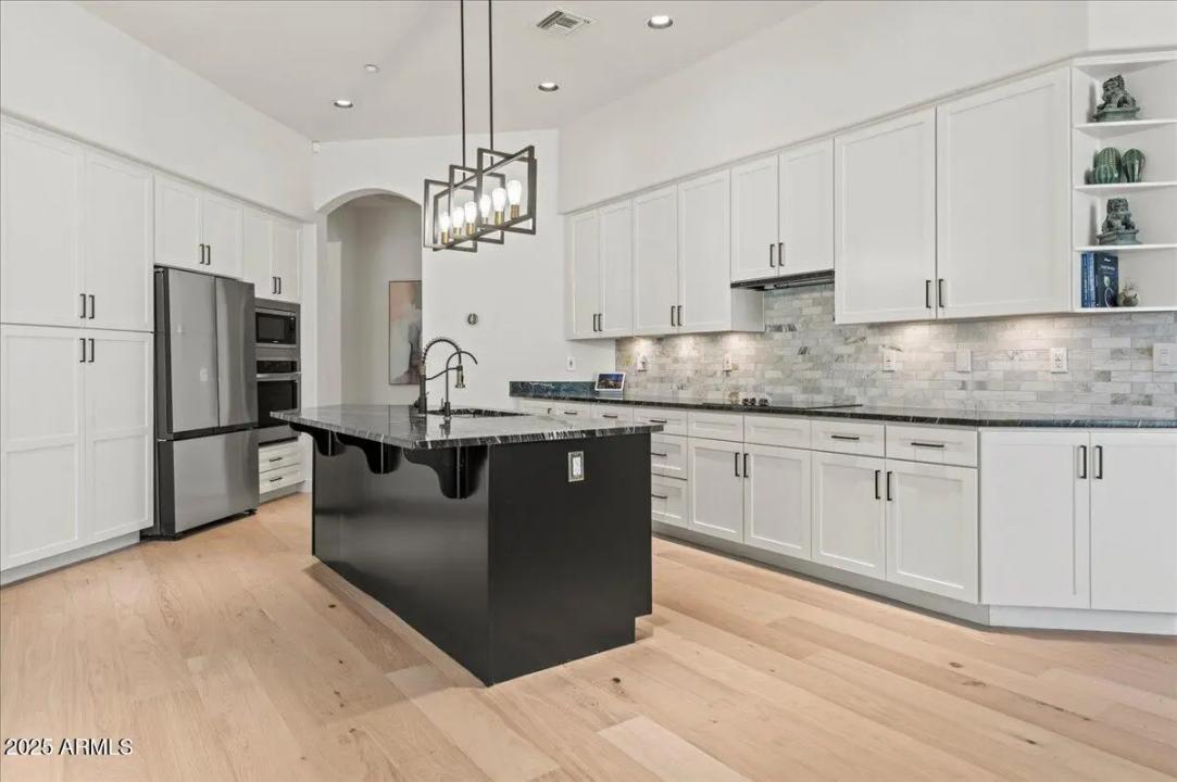 Real Estate Picture 5