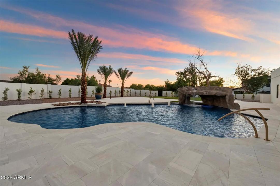 Real Estate Picture 3