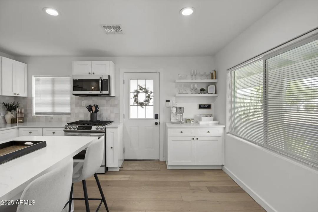 Real Estate Picture 4