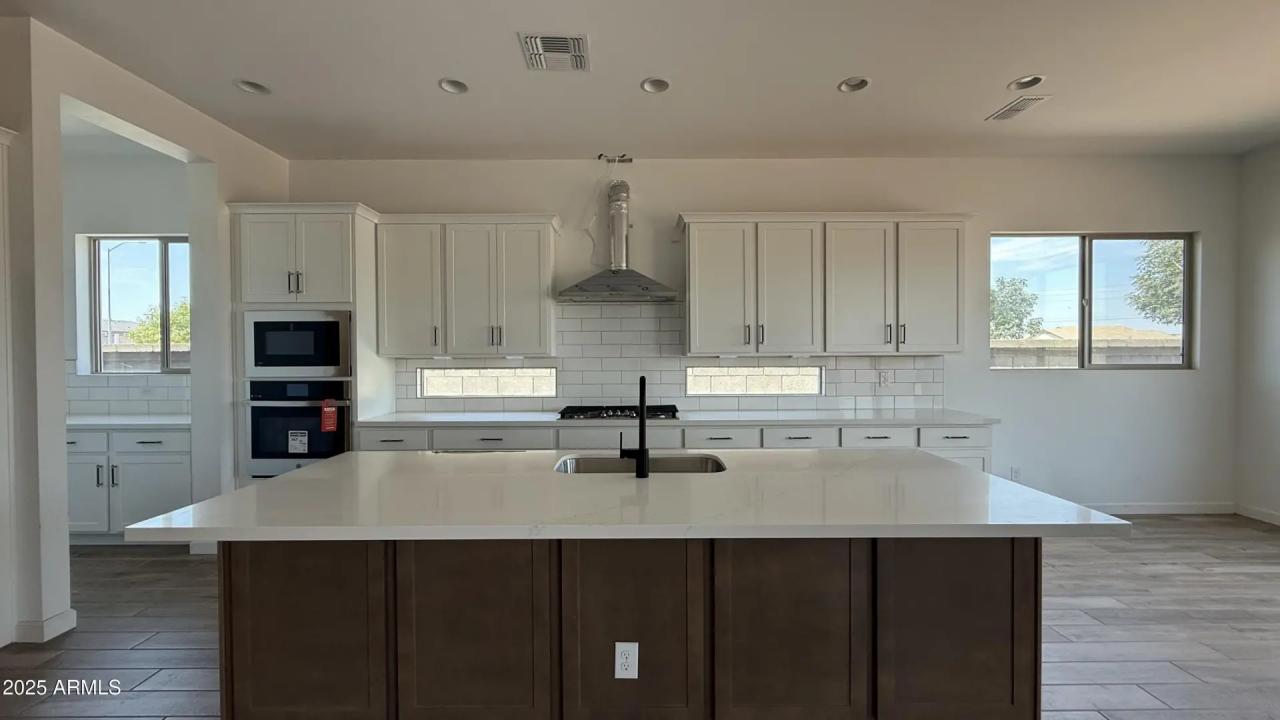 Real Estate Picture 14