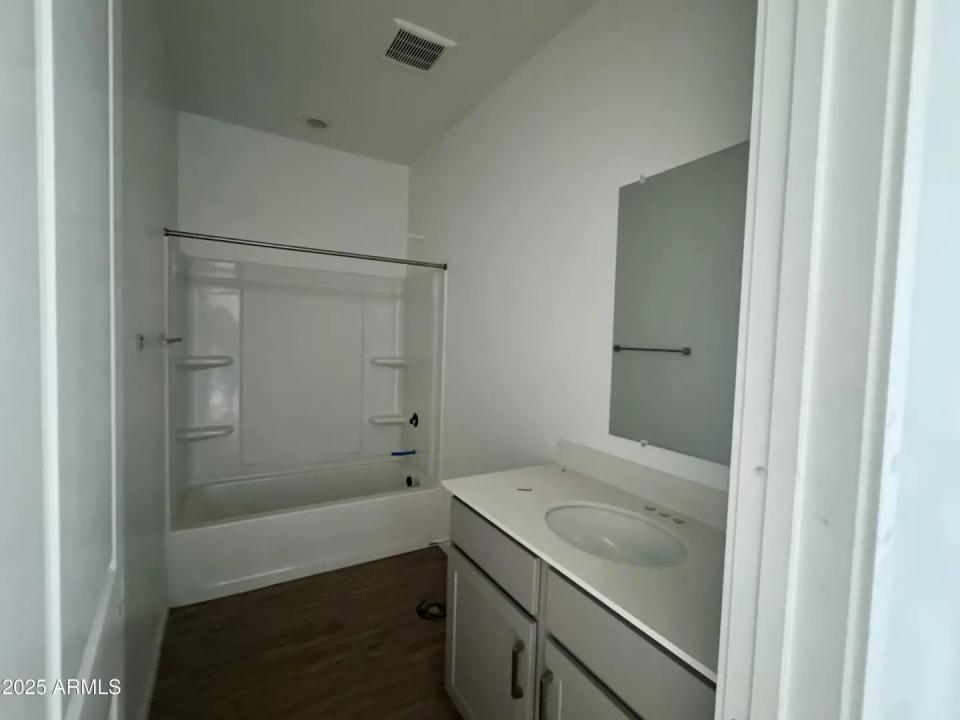 Real Estate Picture 4