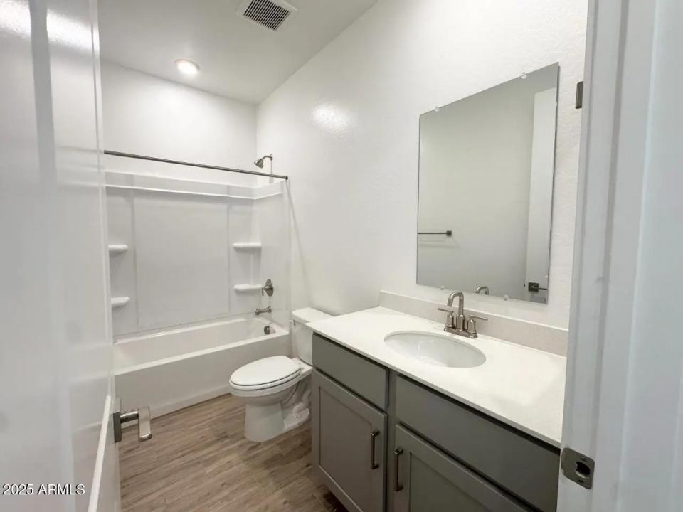 Real Estate Picture 4