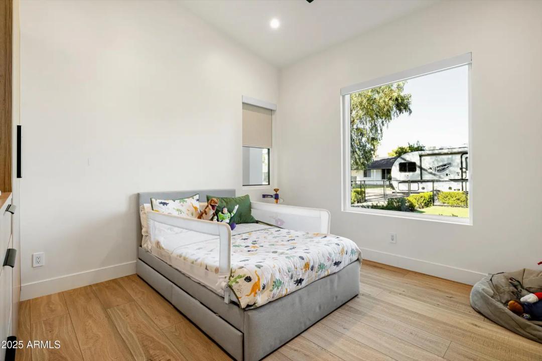 Real Estate Picture 32