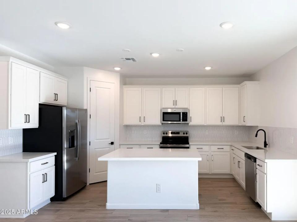 Real Estate Picture 3