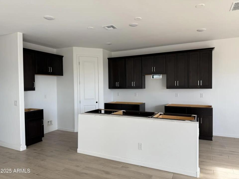 Real Estate Picture 4