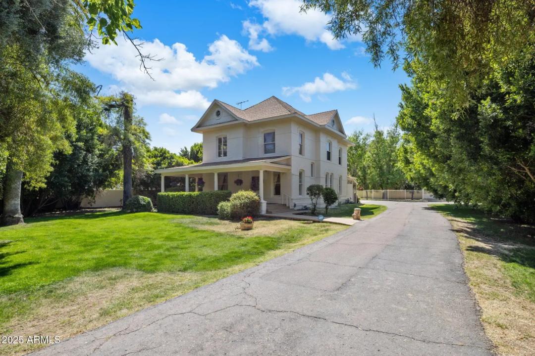 Real Estate Picture 3