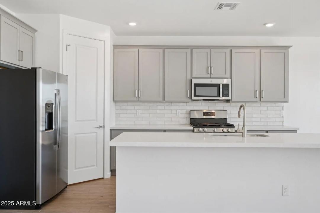 Real Estate Picture 14