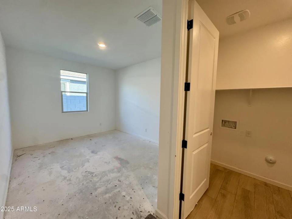 Real Estate Picture 4