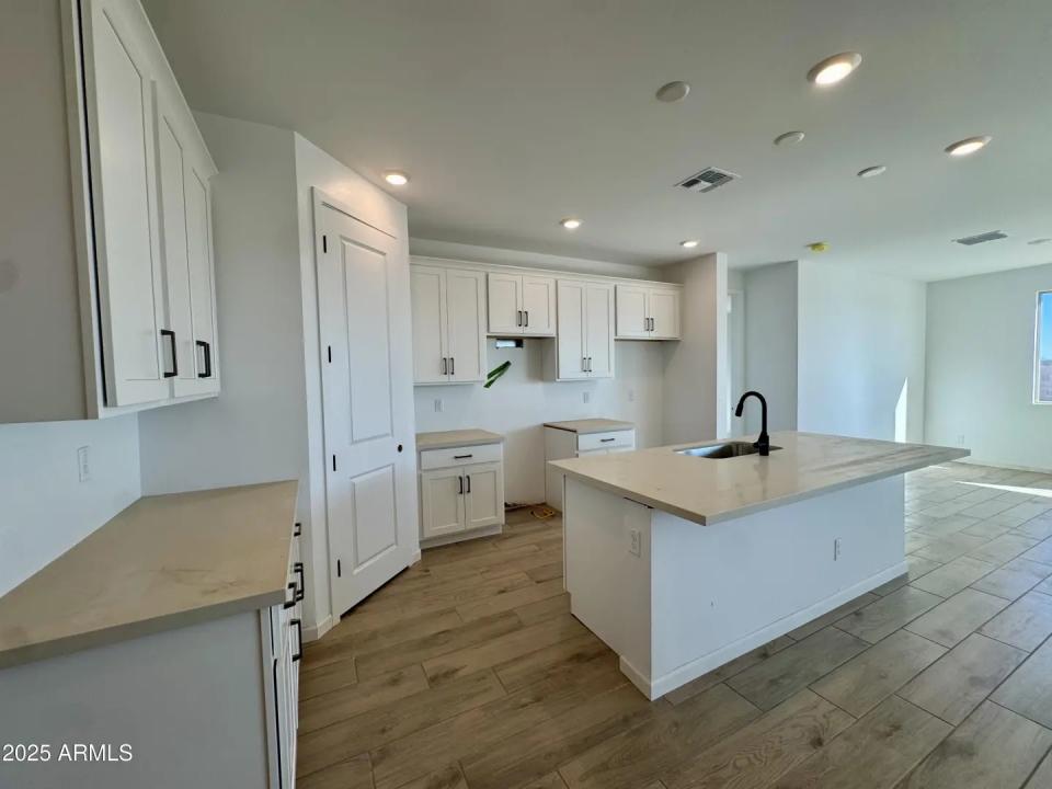 Real Estate Picture 8