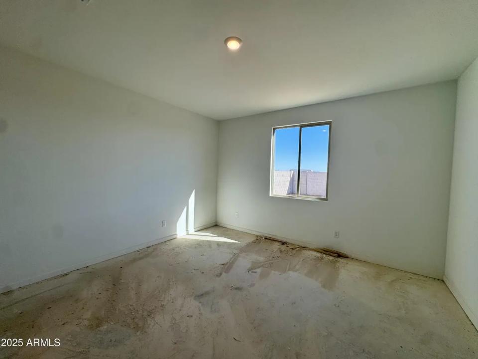 Real Estate Picture 11