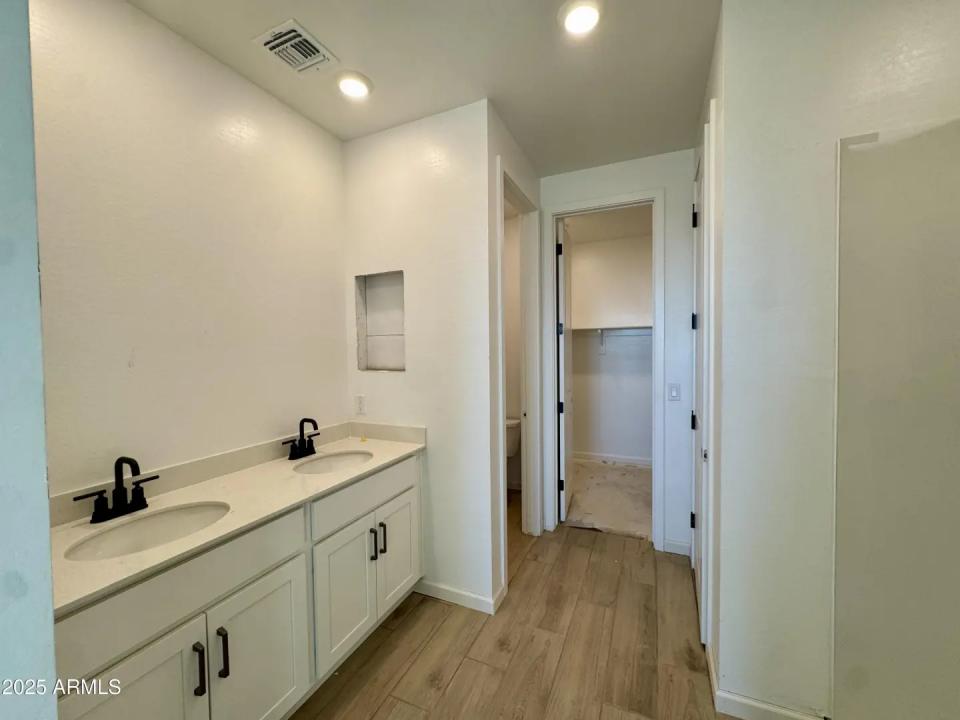 Real Estate Picture 12