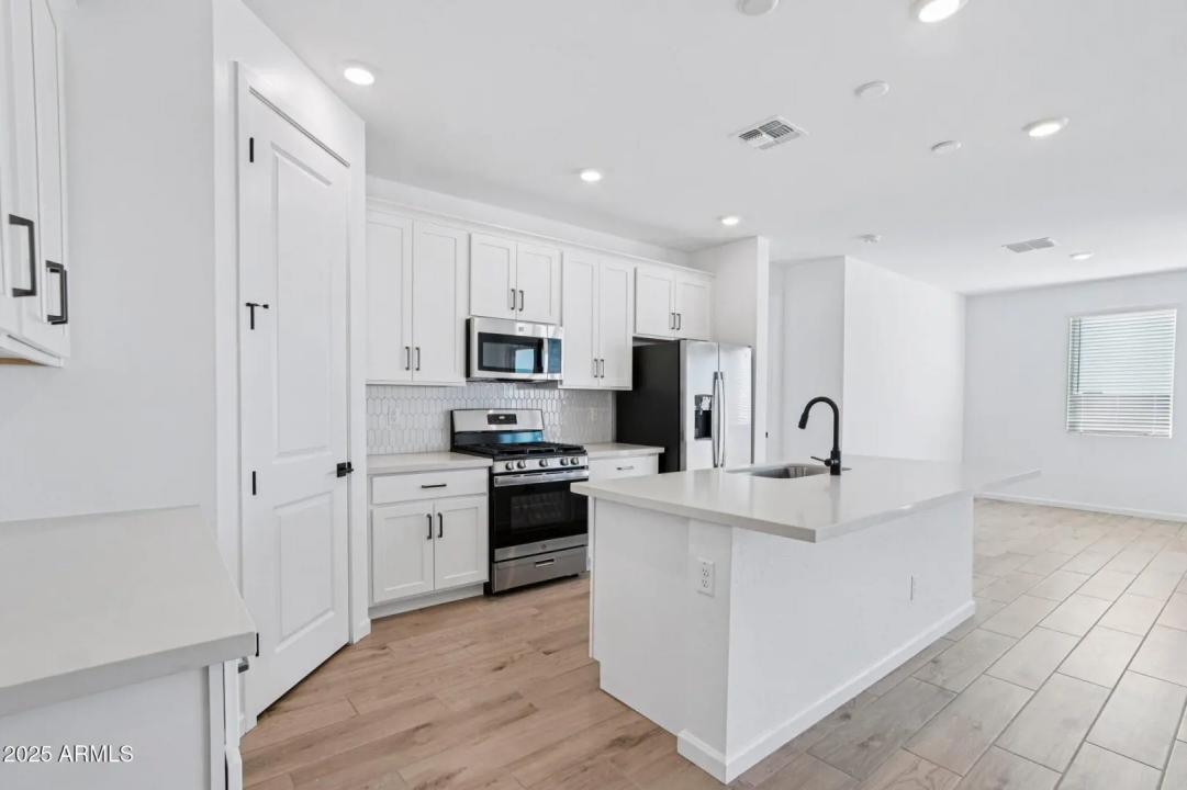 Real Estate Picture 11