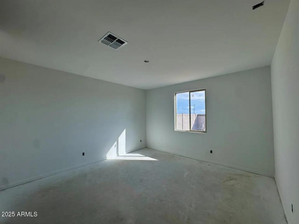 Real Estate Picture 12