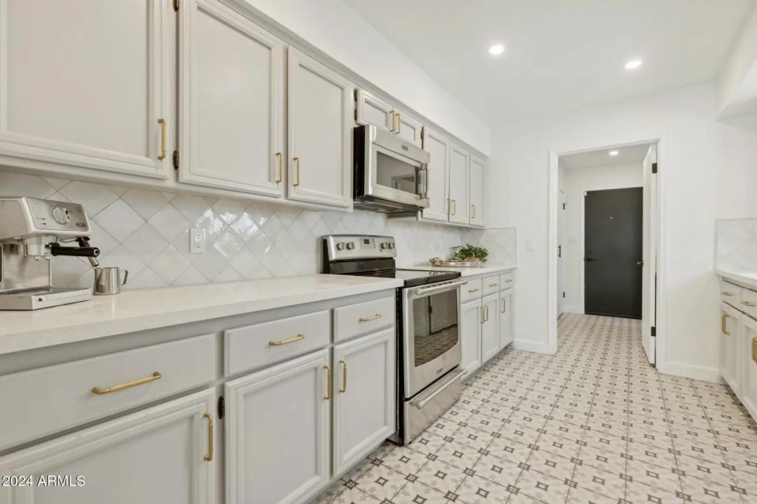 Real Estate Picture 9