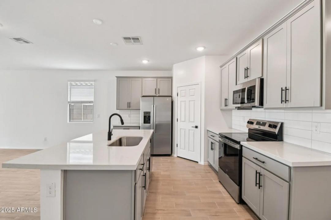 Real Estate Picture 9