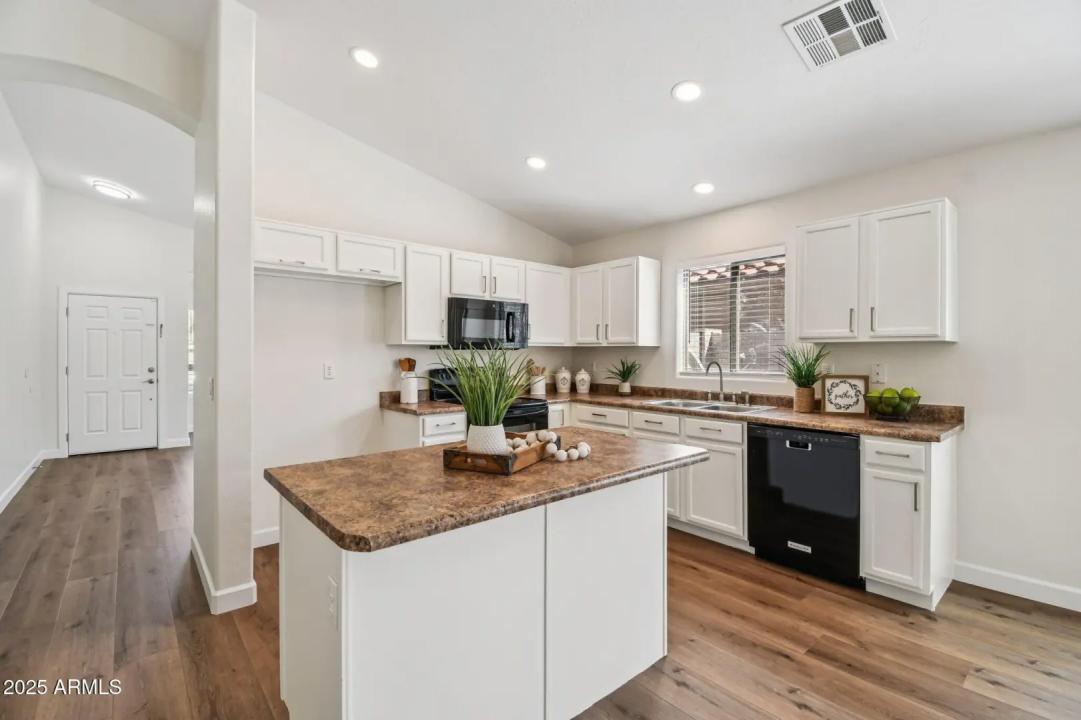 Real Estate Picture 4