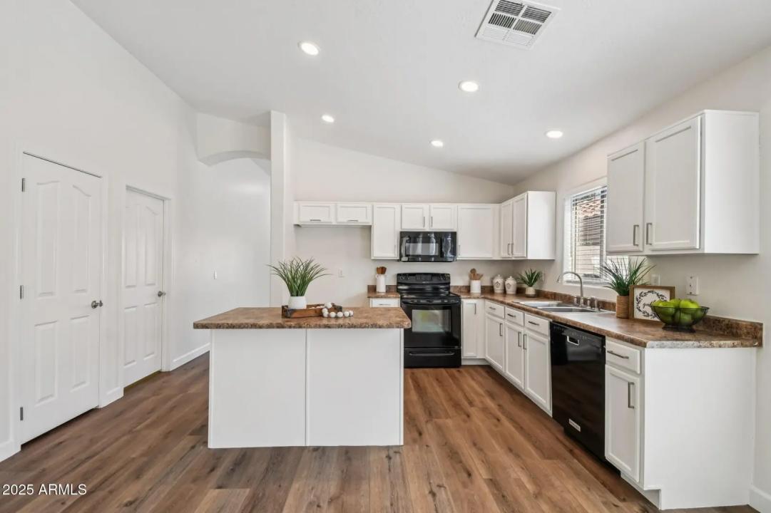 Real Estate Picture 14