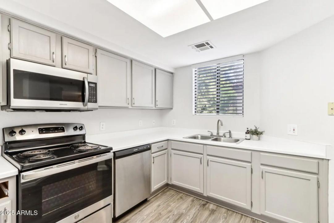 Real Estate Picture 12