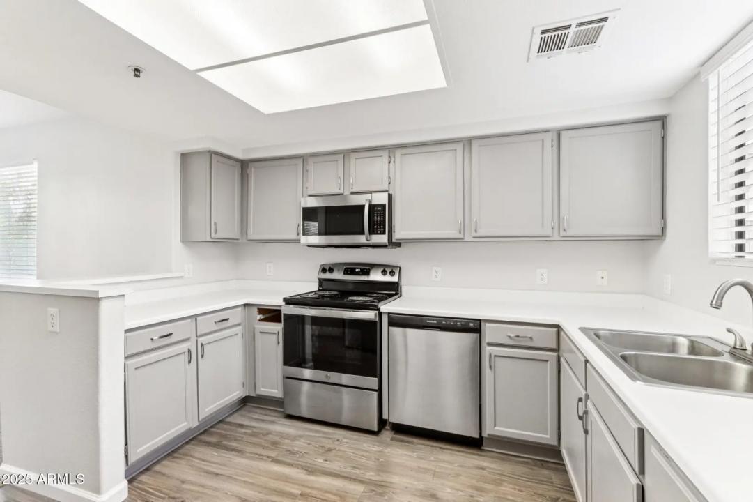 Real Estate Picture 11