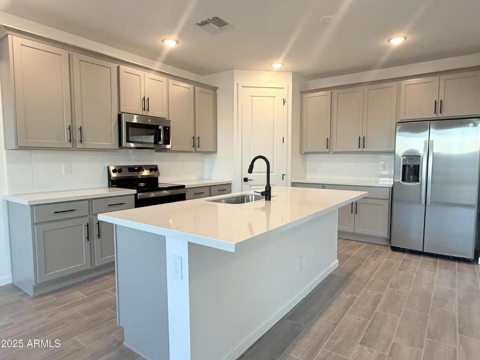 Real Estate Picture 11