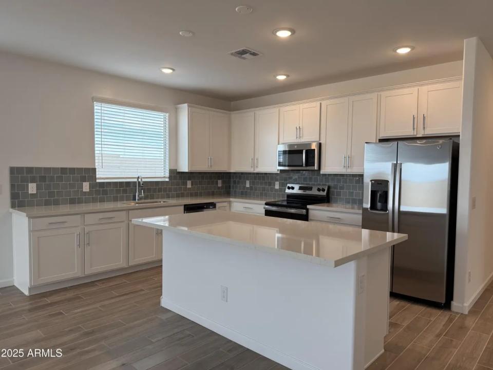 Real Estate Picture 4