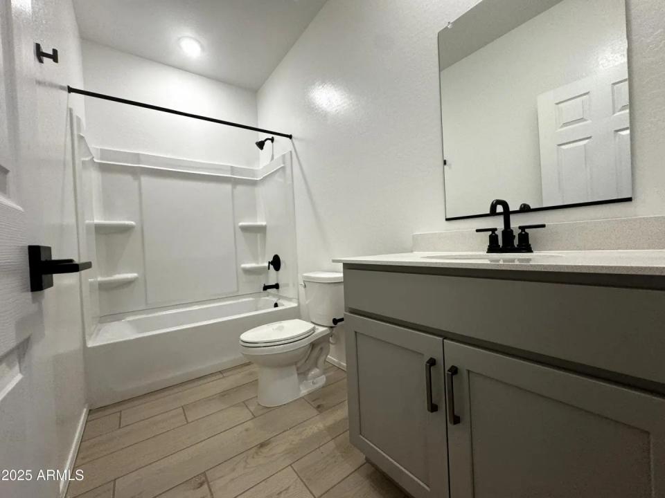 Real Estate Picture 4