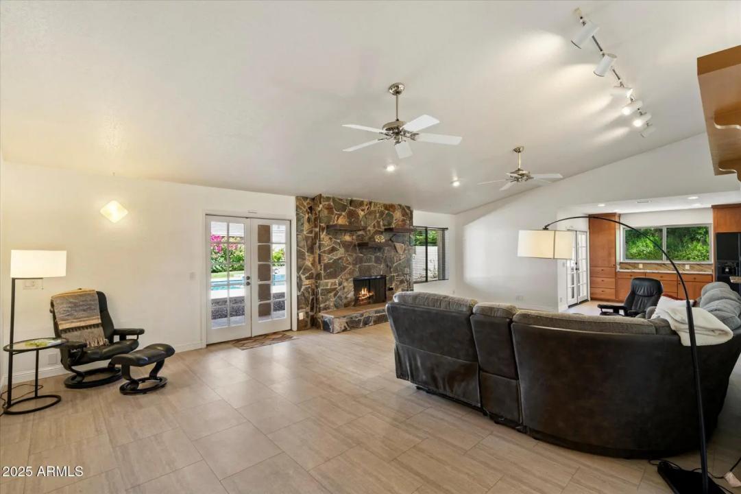 Real Estate Picture 8