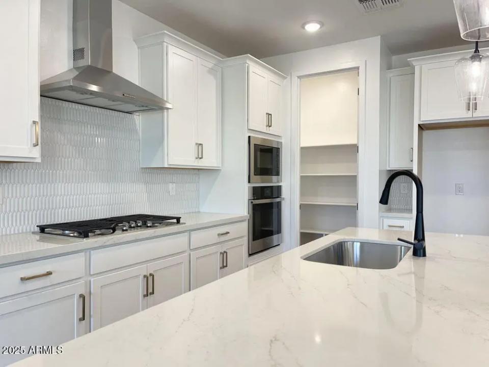 Real Estate Picture 7