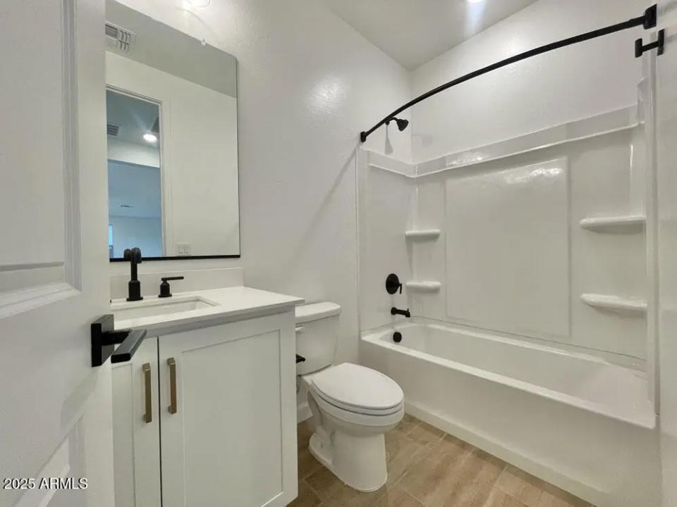 Real Estate Picture 11