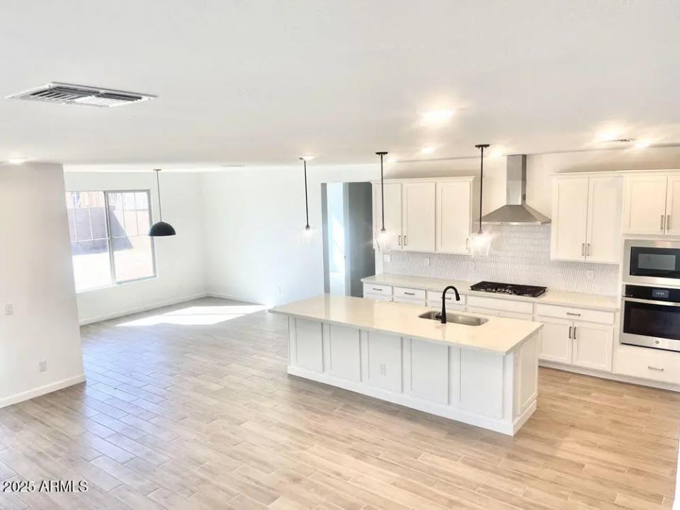 Real Estate Picture 14