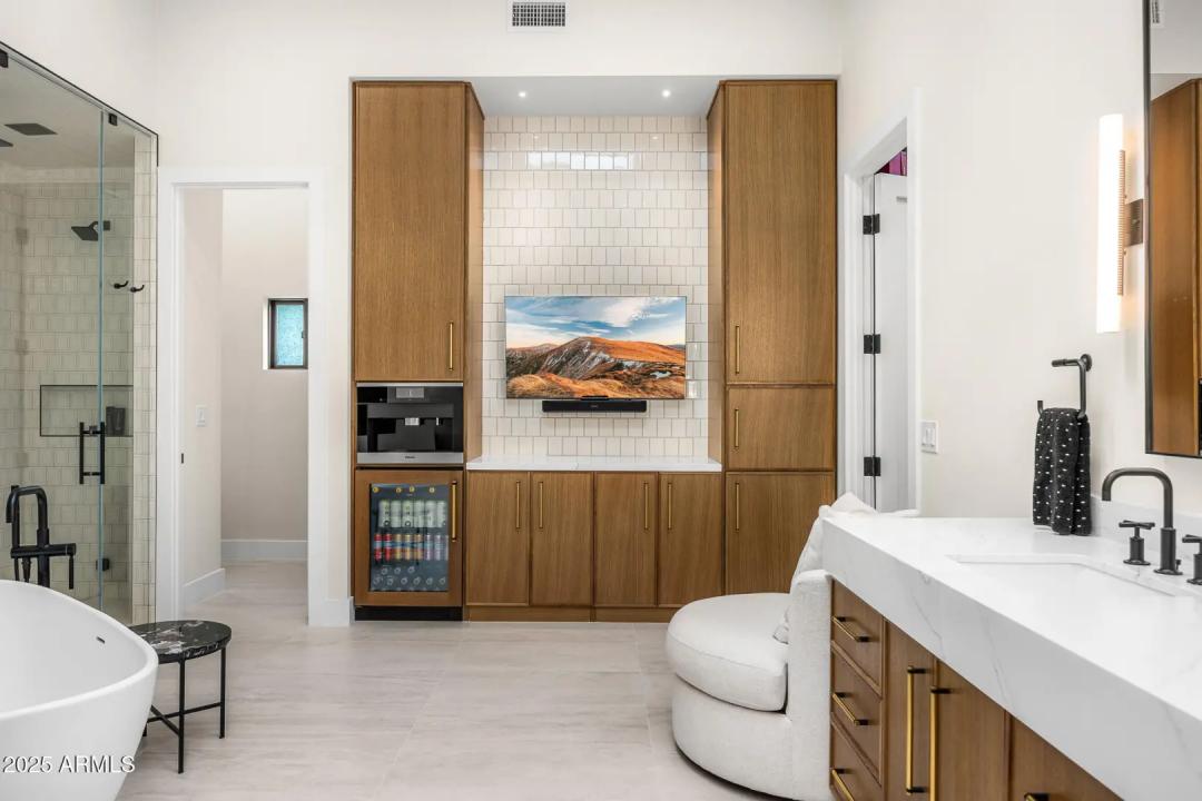 Real Estate Picture 24