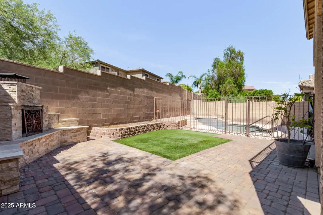 Real Estate Picture 4