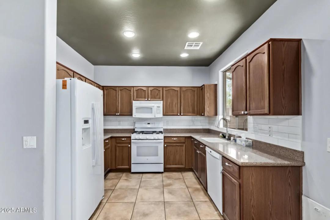 Real Estate Picture 12