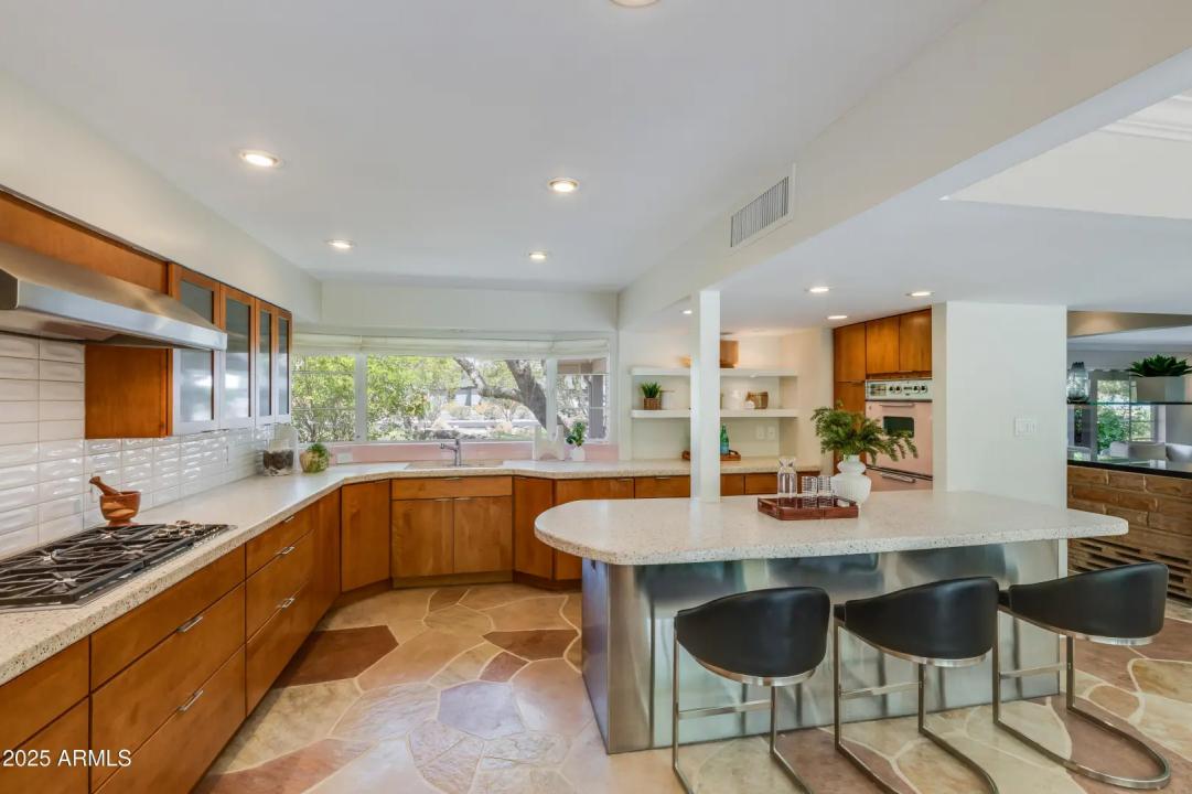Real Estate Picture 11