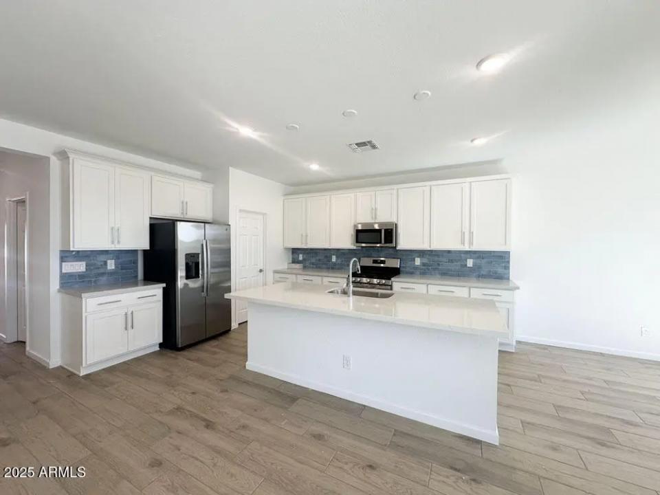 Real Estate Picture 18