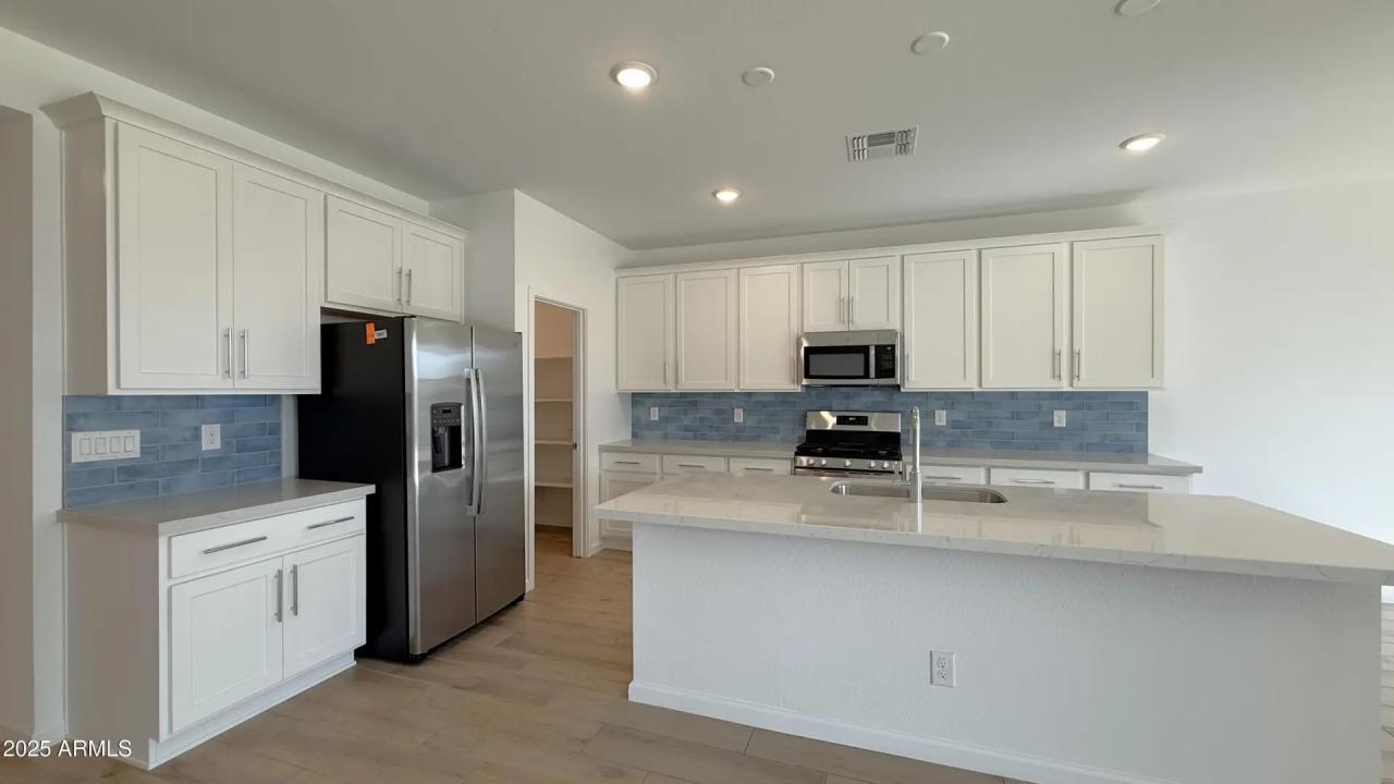 Real Estate Picture 14