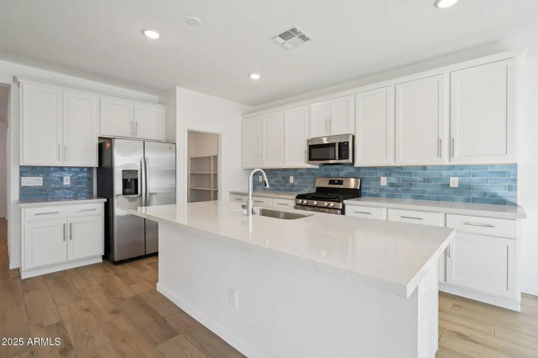 Real Estate Picture 14