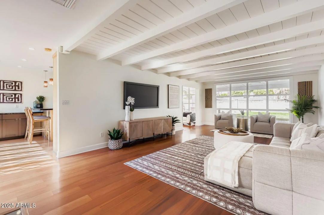 Real Estate Picture 4