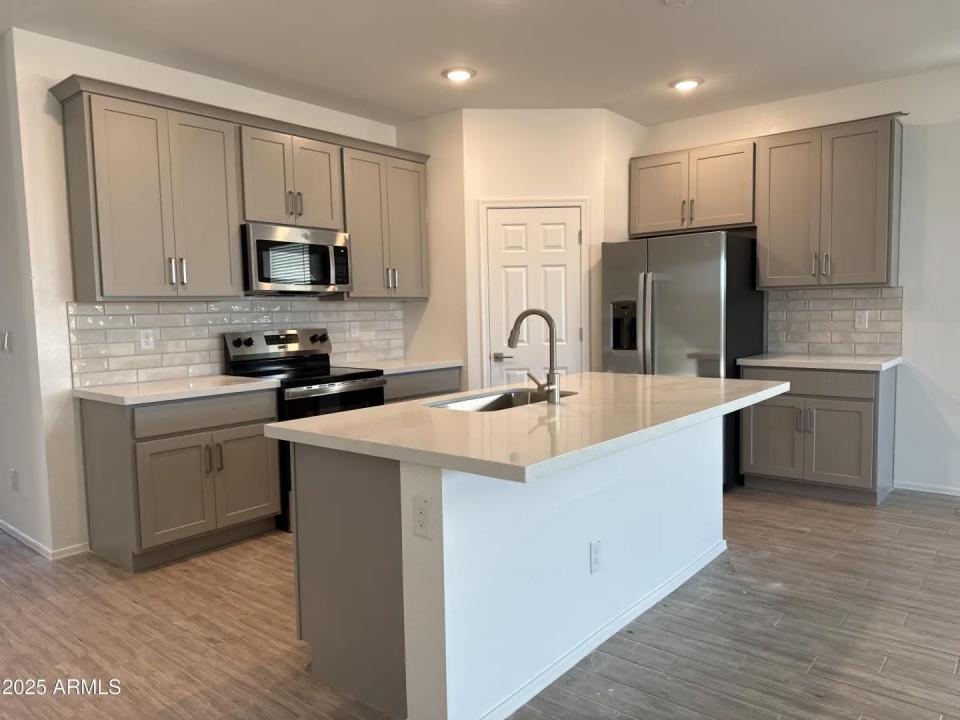 Real Estate Picture 14